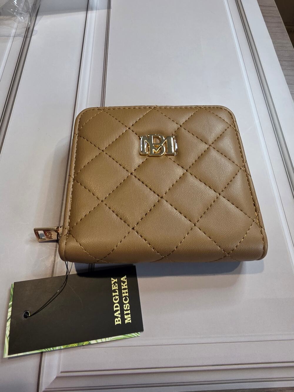Badgley Mischka Quilted Compact Zip Around Wallet Coin Purse Beige Gold Logo